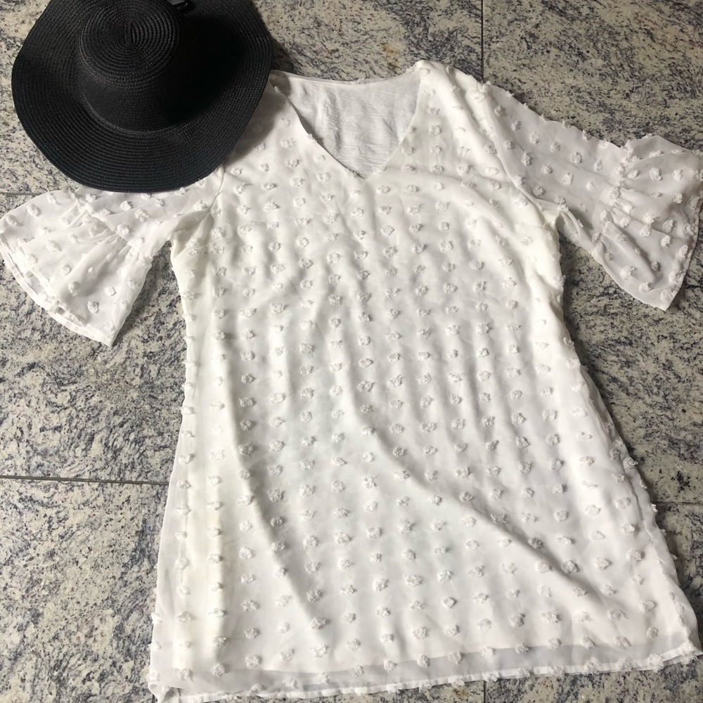 White Beach cover up  and black sun hat.👙🕶️☀️